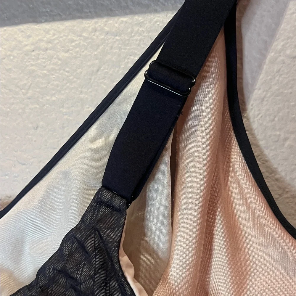 Chantelle Women’s Smooth Lines Bra Size 44DDD Black